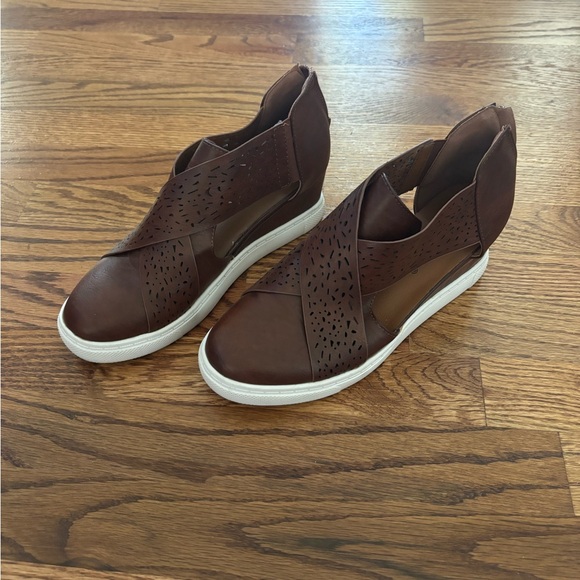 Outwoods Shoes - Outwoods dark brown wedges - EUC